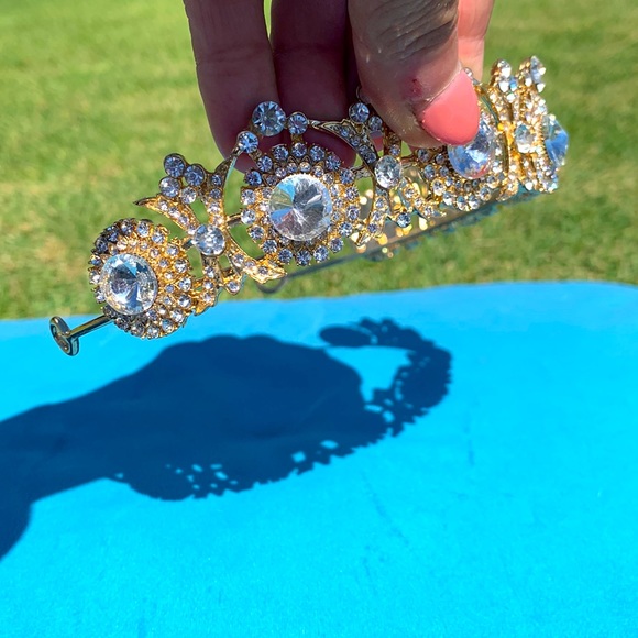 A CLEAR crystal & GOLD Bridal Crown piece that is gorgeous!! Was never worn! - Picture 2 of 5
